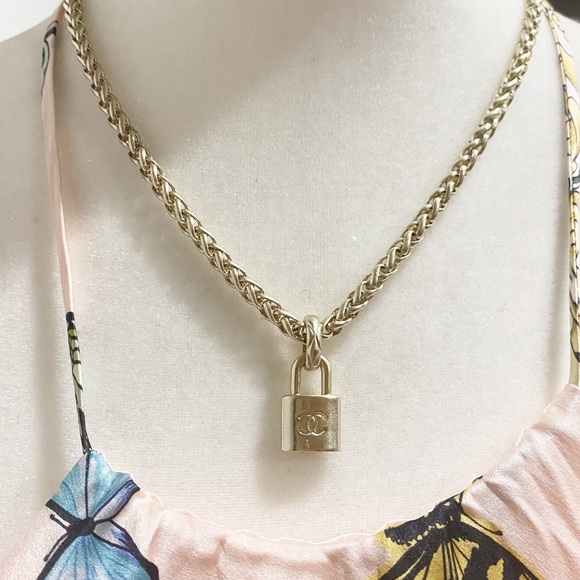 CHANEL Authentic Lockit Pendant & Vintage Chain Champagne Gold Plated Ne… - Picture 11 of 13